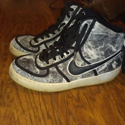 Size 11 NIKE SHOES