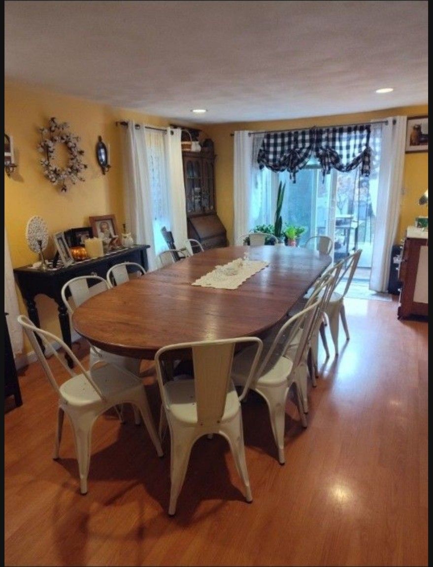 Table And 12 Chairs And One Leaf