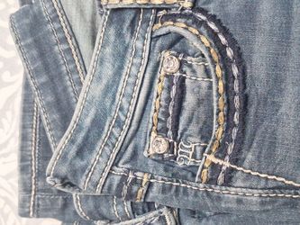 Size 14 . About a 25 inch waist stretchy jeans boot cut. MissMe brand.