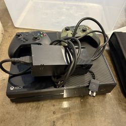 Xbox One With 2 Controllers 