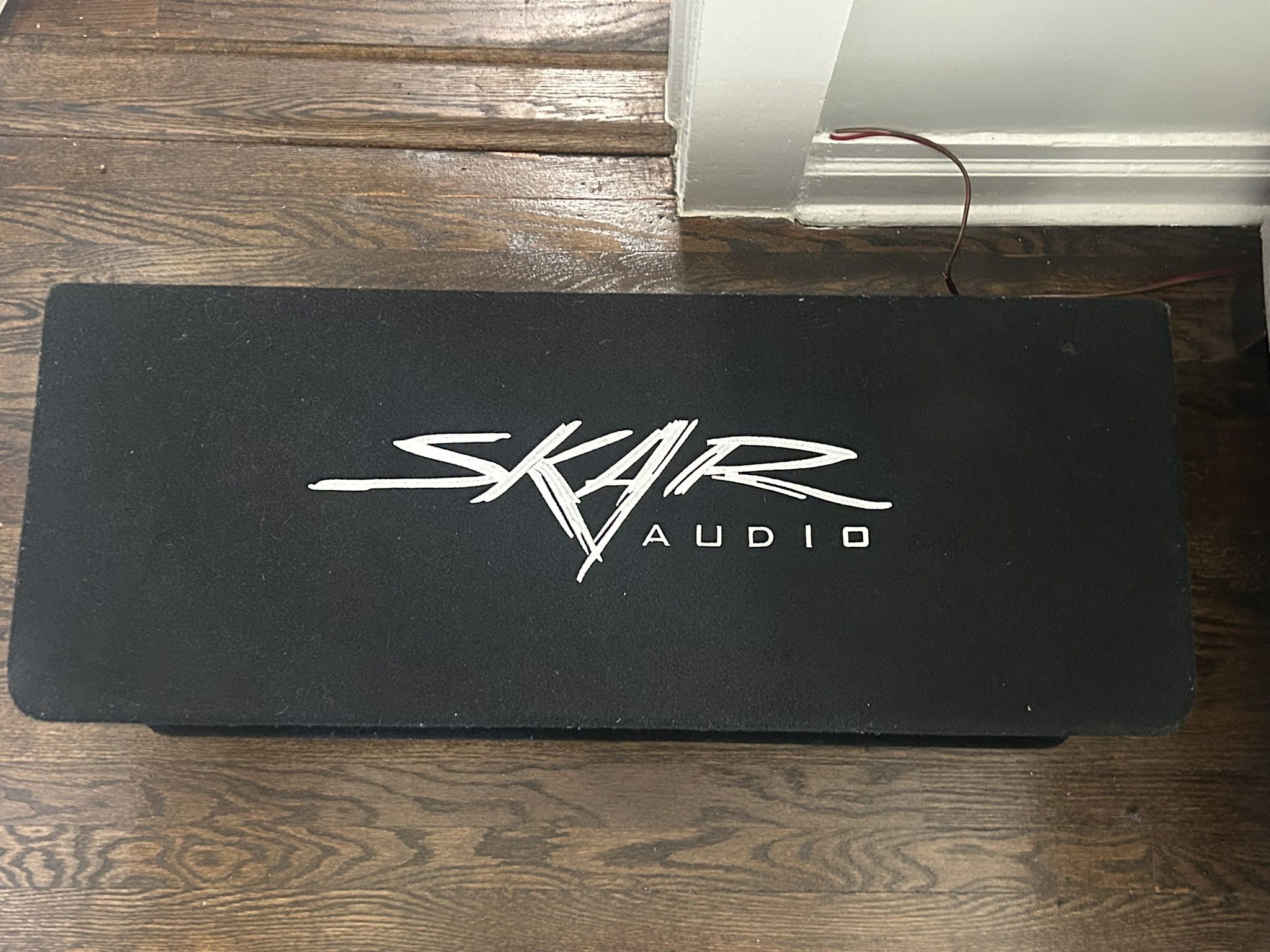 clean Skar Audio SDR-2X10D4 dual 10” vented subwoofer enclosure.