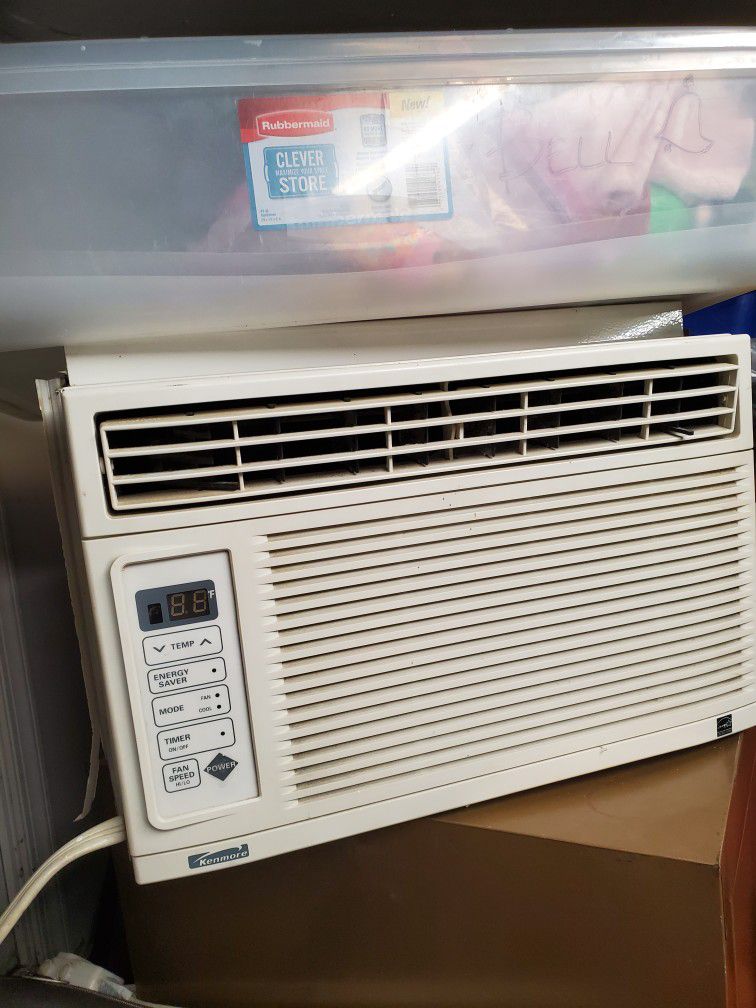 5300 BTU window AC unit (in Perfect Working Condition) i will accept best $ offer