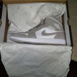 Jordan 1 Mid Linen 