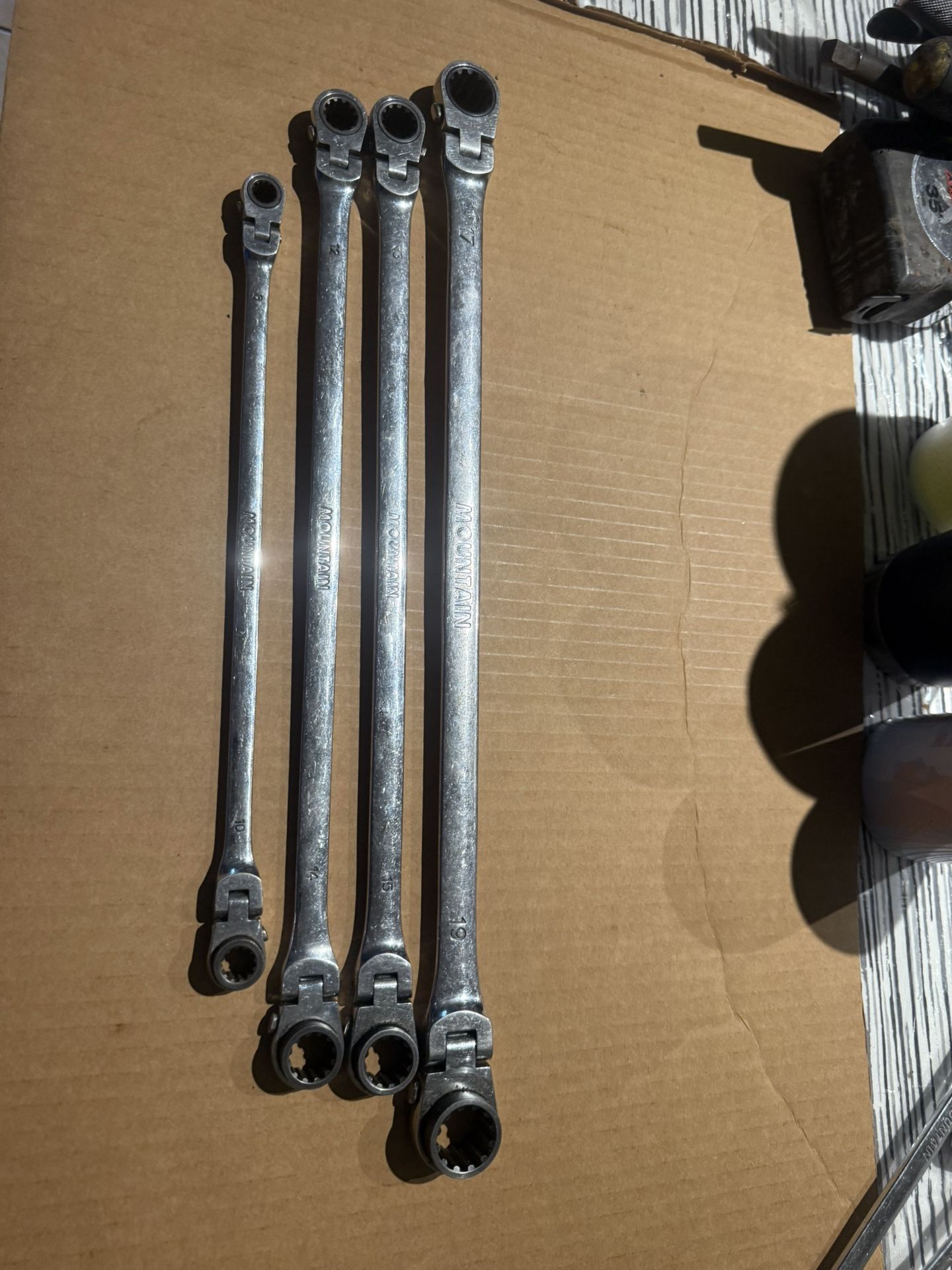 Mountain 4 Piece Metric Double Box Universal Spline Reversible Ratcheting Wrench 8,10,12,14,13,15,17,19mm 90 Tooth Design, Long, Flexible, Reversible
