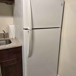 30” Fridge works Great 