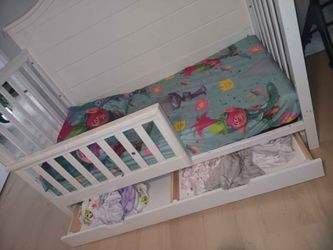 Toodler bed with mattress 🌙