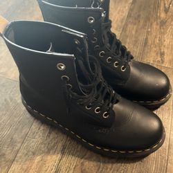 Dr Marten Boots Asking 40$ 