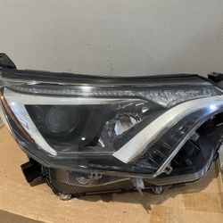 2016-2018 Toyota RAV4 Right Headlight 