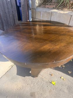 Round dining table