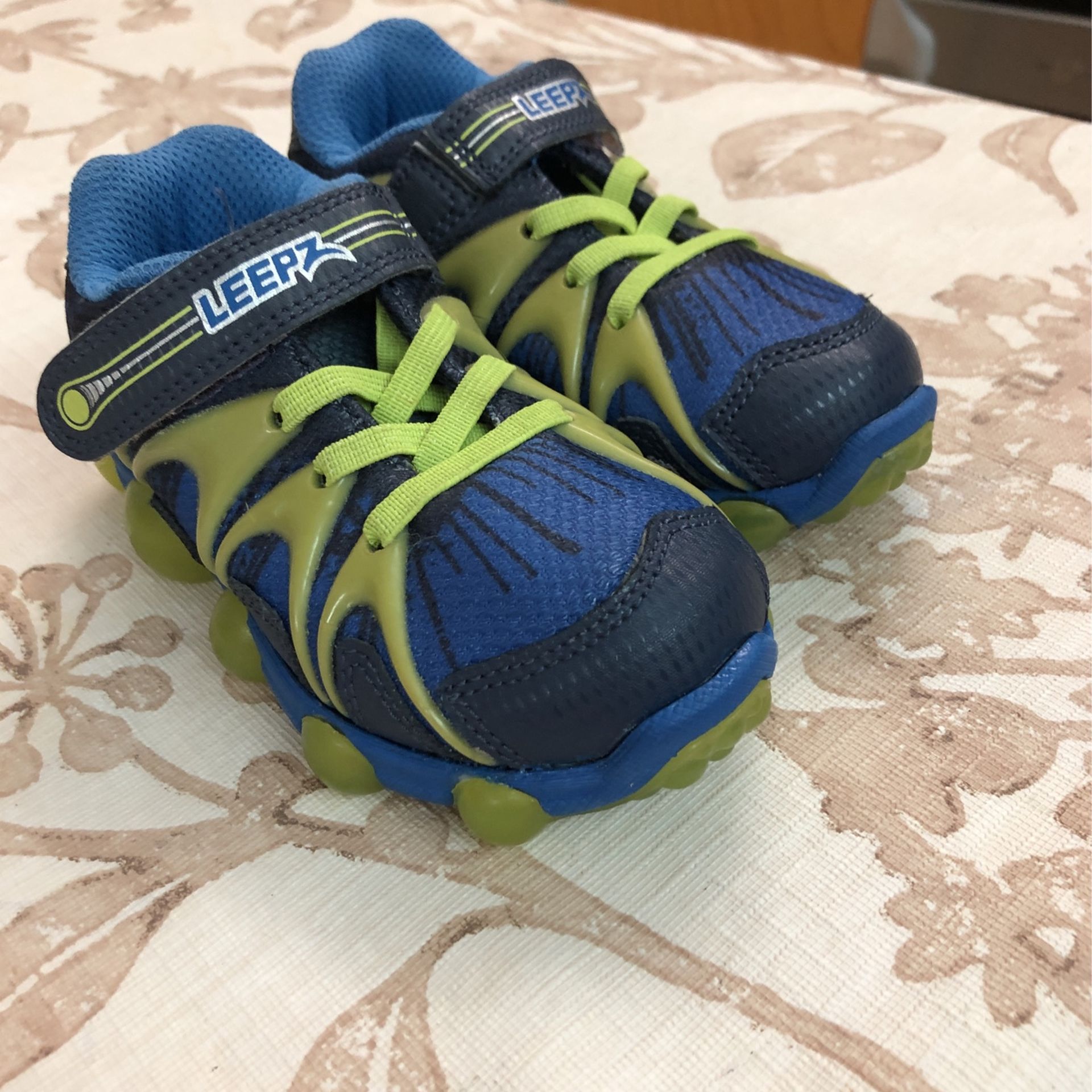 $15 New  Size 7 Toddlers striderite Leepz Lightup Shoes