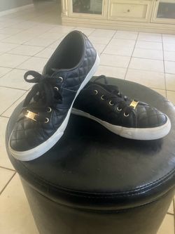 Tennis shoes