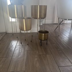 4 metal, gold planters with stand