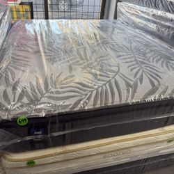 QUEEN SIZE SEALY POSTUREPEDIC PLUS PILLOW TOP MATTRESS & BOX SPRING BED SET