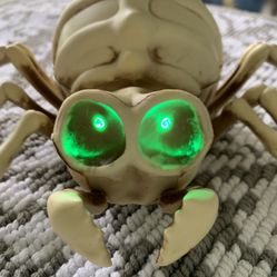 HALLOWEEN ACTIVE SPIDER. LEGS MOVE, EYES LIGHT UP. 