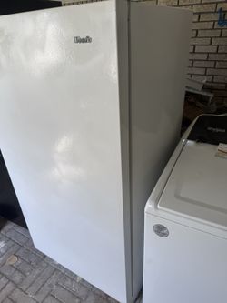 ❤️EXCELLENT  RUNNING UPRIGHT FREEZER🇺🇸😍WILL DELIVER FREEZER FOR FEE😘IT RUNS EXCELLANT😻THERES NOTHING MISSING IN IT🎉ITS BEEN CLEANED IN & OUT🎊 W