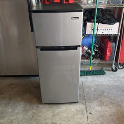 Mini Fridge/Freezer 