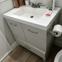 Sink Vanity  Bueno 30”por 19 “De Ancho. 34 “ De Alto 150$