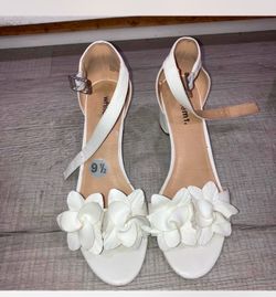 Women White floral heel shoes size 9 1/2
