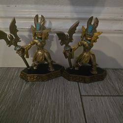 Two golden queen figures