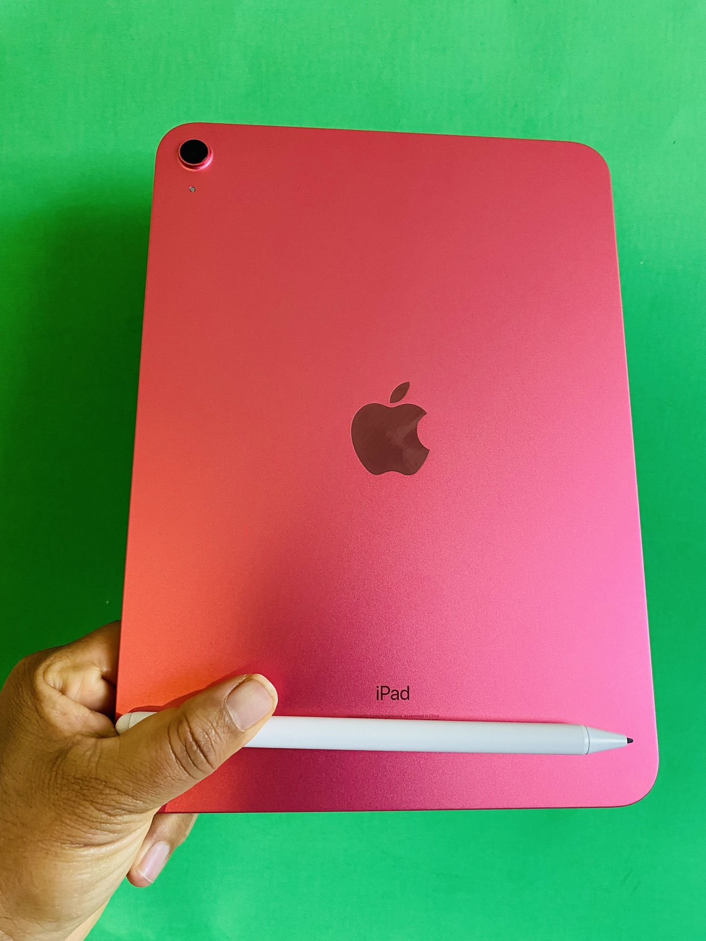 256GB Apple IPad 10th Generation (10.9” Liquid Retina / 2022 model / Pink) with stylus pen keyboard case & Accessories (Like new condition)
