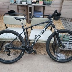 Hard Tail Mountain Bike - 1200$ New - Large