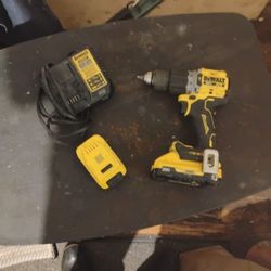 DeWalt 20 Volt 1/2" Cordless Hammer Drill W/Charger And 2 Batteries