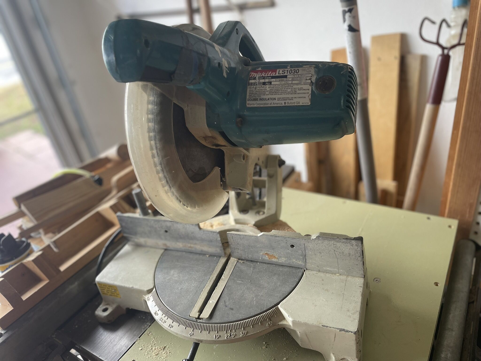 Mikita 10  Inch miter Saw W/80 Tooth Blade