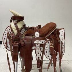 Montura Charra De Cuero Con Cantinas Ovaladas Y Fuste Amplio