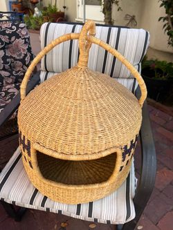 Woven pet basket