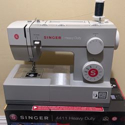 Singer 4411 Sewing Machine - Excellent like new In Box Read DESC