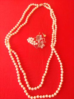 Cultured Pearls : Necklace, Pin, Ear Rings.