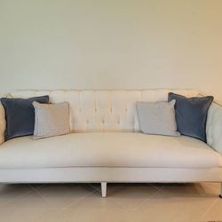 Mint white sofa 93" long paid $2800 plus tax

BAER'S FURNITURE