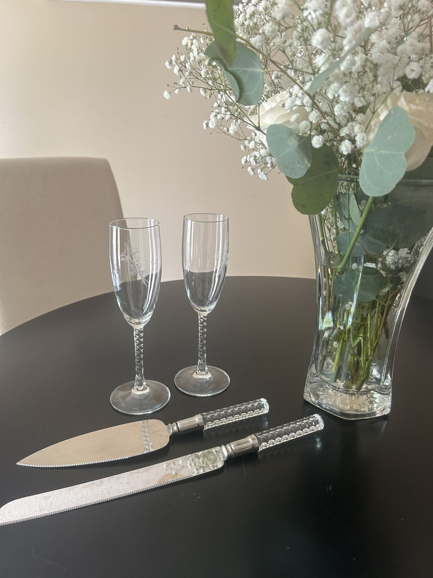 Bride & Groom Toast Glasses And Cake Cutting Set