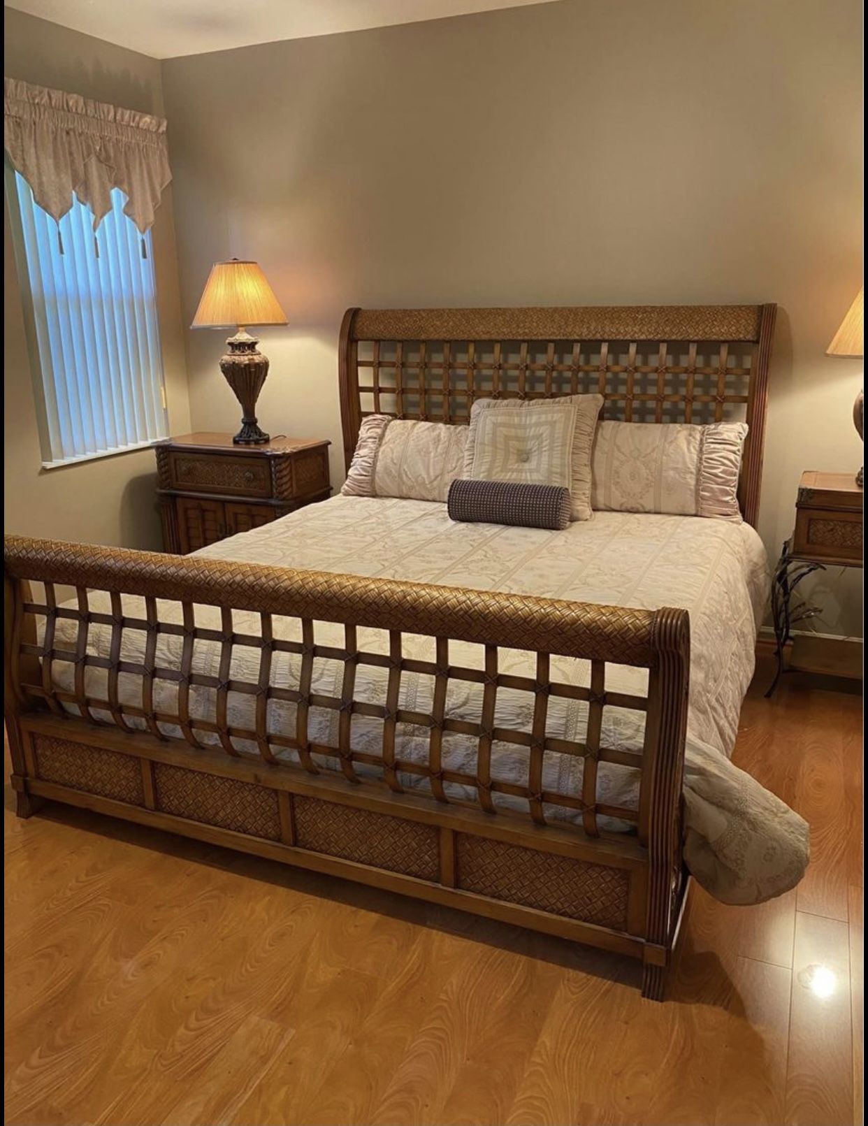 King Size Bedroom Set Tommy Bahama Style ( Deliver Available)