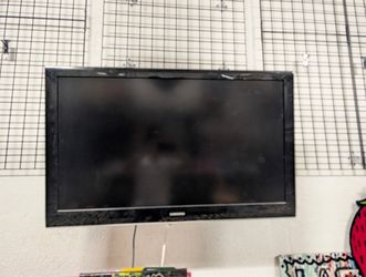 Samsung Large TV with wall mount nice working