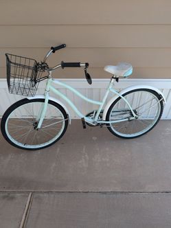 Beach cruiser, frame 18-in, tires 26 in, basket and mirror included