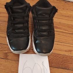 Retro Jordan 11 Lows Black And White