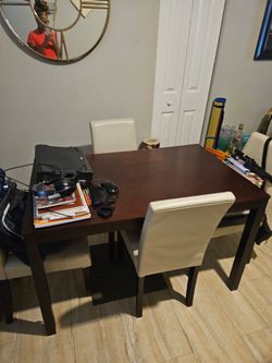 Dining Table & 4 chairs - Must be gone by 11/1