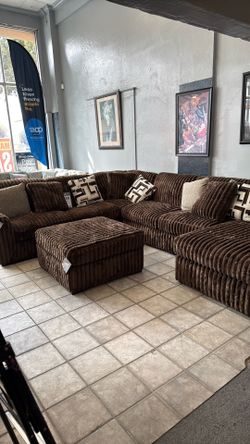 Ashley 4 pc sectional Comes in BLACK!!