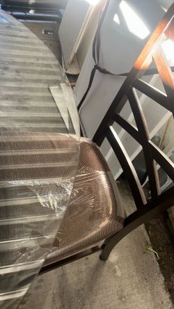 Table w/ 4 chair circle glass tap