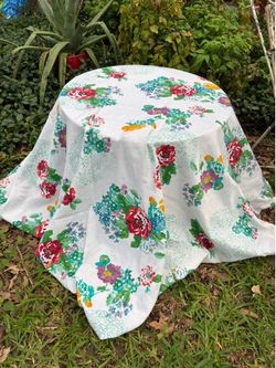 Pioneer woman, 70-inch round tablecloth