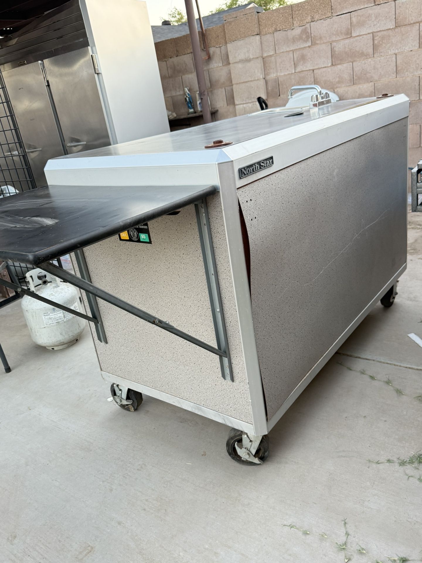 Car for beverage business has refrigerator 