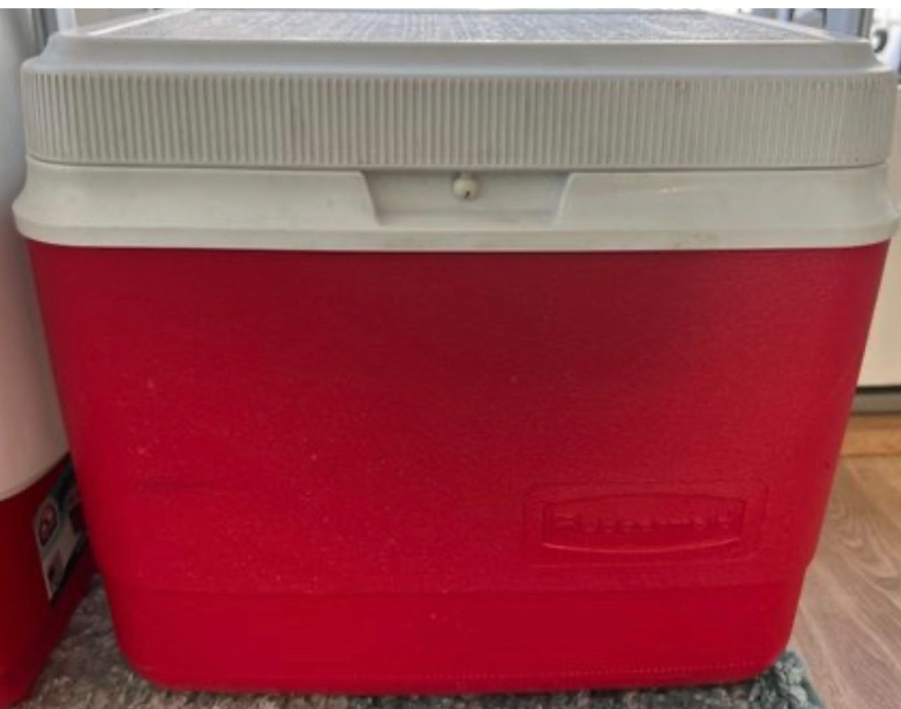 RUBBERMAID LIDDED PORTABLE COOLER FOOD AMD BEVERAGE