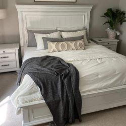 Kanwyn Whitewash Panel Storage Bedroom Set.. 3-PIECE (BED, DRESSER, NIGHTSTAND)