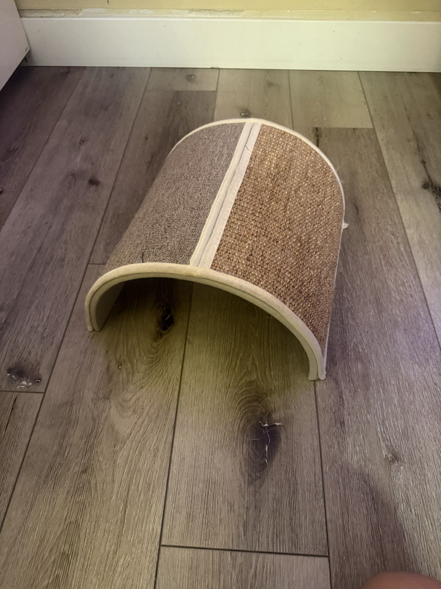 Tunnel Cat scratcher