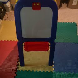 Kids Crayola Easel, Chalkboard/ Dry Erase Board