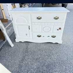 🌹BEAUTIFUL WHITE COLOR DRESSER/3 DRAWER , AND SPACE BEHIND DOOR🌹