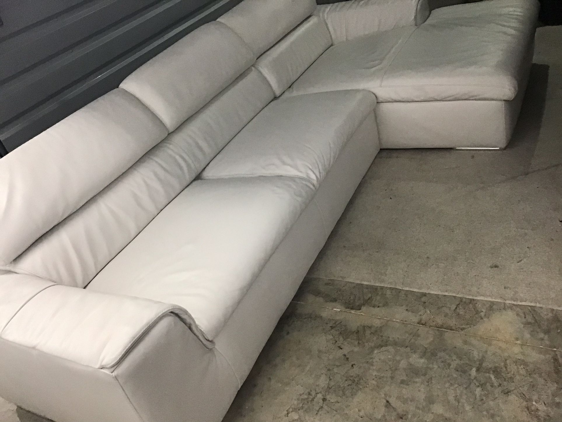 SECTIONAL GENUINE LEATHER WHITE COLOR..DELIVERY SERVICE AVAILABLE ✅🚚