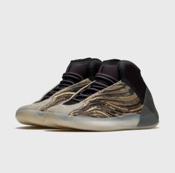 YZY QNTM ADULTS Size 5 Brand New !!! Yezzy