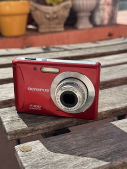 Vintage Olympus Y2K Digicam 